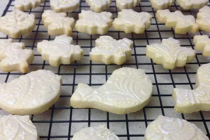 White birds and leaves embossed shortbread