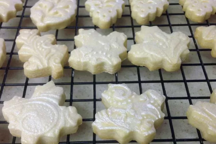 Embossed white leaves embossed shortbread